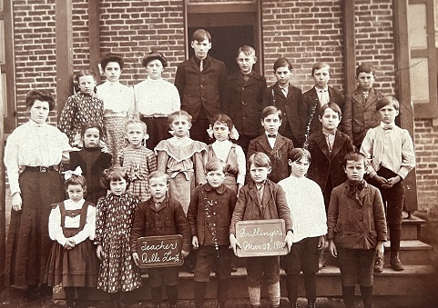 Robert Holler (upper row, far right) 1908